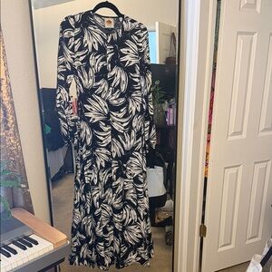 FARM Rio Black and White Leaf Print Long Sleeve Dress